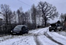 Groźne zdarzenie na łuku drogi. Policja apeluje o ostrożność