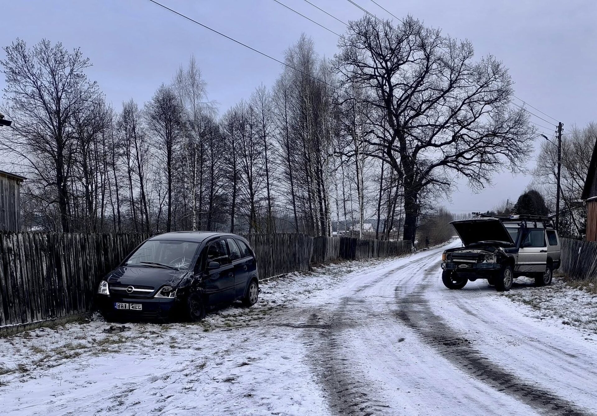 Groźne zdarzenie na łuku drogi. Policja apeluje o ostrożność