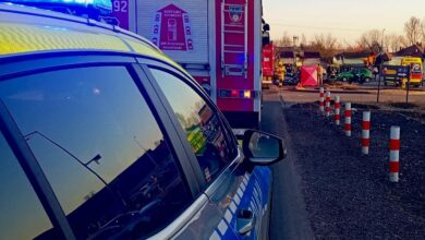 Wypadek w Pławnie. Motocyklista trafił do szpitala po zderzeniu z osobówką