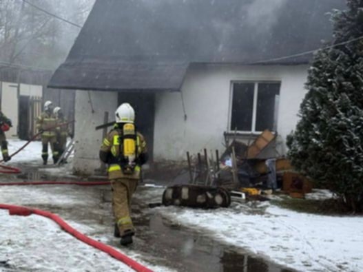 Pożar domu w Gembartówce. Jedna osoba poparzona
