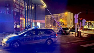 Wypadek na Brzeźnickiej. Słup oświetleniowy runął na dach budynku