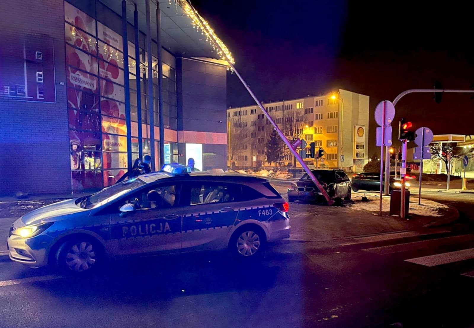 Wypadek na Brzeźnickiej. Słup oświetleniowy runął na dach budynku