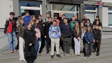 Jak wygląda służba policjantów? Uczniowie odwiedzili komendę w Radomsku