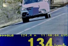 Młody kierowca pędził 134 km/h przy „pięćdziesiątce”. Stracił prawo jazdy