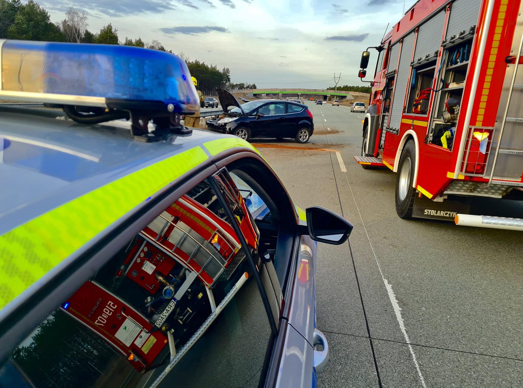 Kierowca zasnął za kierownicą. Wypadek na A1