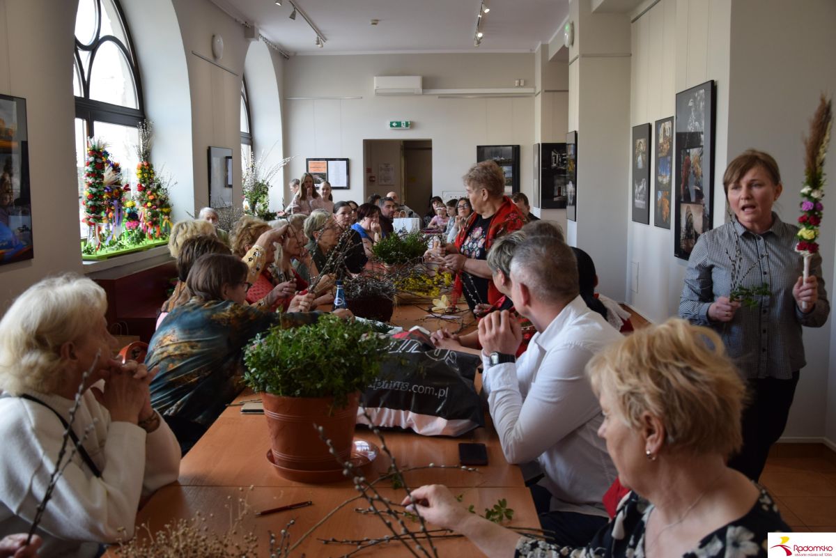 Kolorowo i rodzinnie – mieszkańcy tworzyli palmy wielkanocne