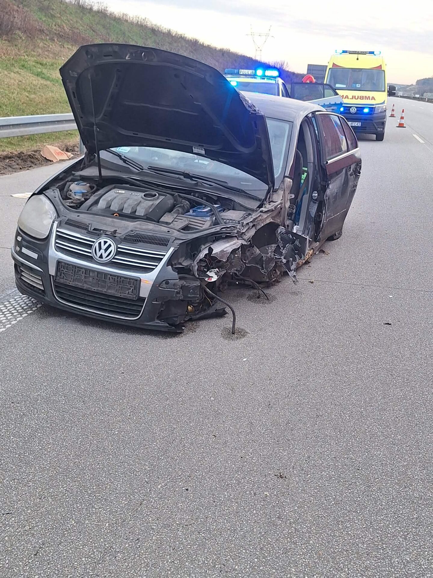 Poranny wypadek na A1. Auto uderzyło w bariery energochłonne