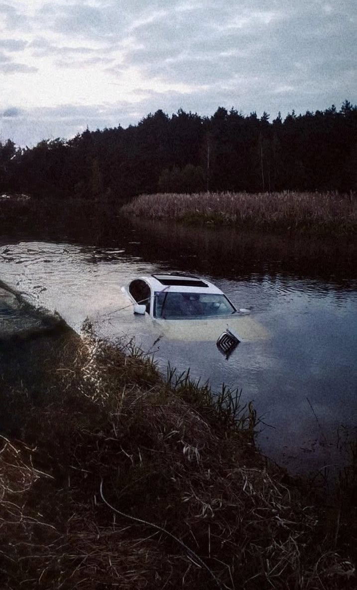 Chciał ominąć zwierzę – skończył w rzece. Niebezpieczna sytuacja na drodze