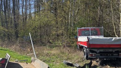 Zlekceważył znak STOP. Doszło do zderzenia pojazdów