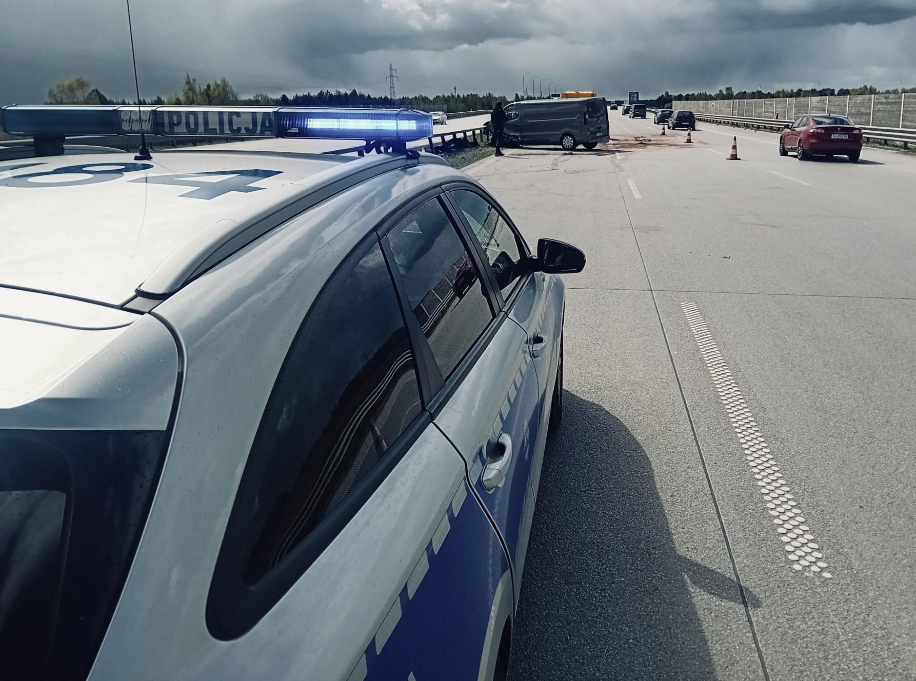 Groźne zdarzenie na A1. Kierowca uderzył w bariery. Są utrudnienia w kierunku Katowic