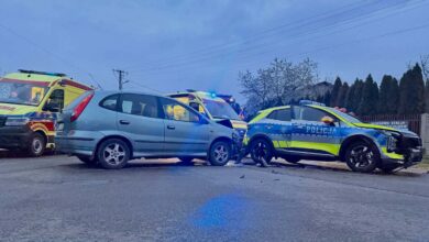 Radiowóz rozbity na Piłsudskiego. Policjanci trafili do szpitala