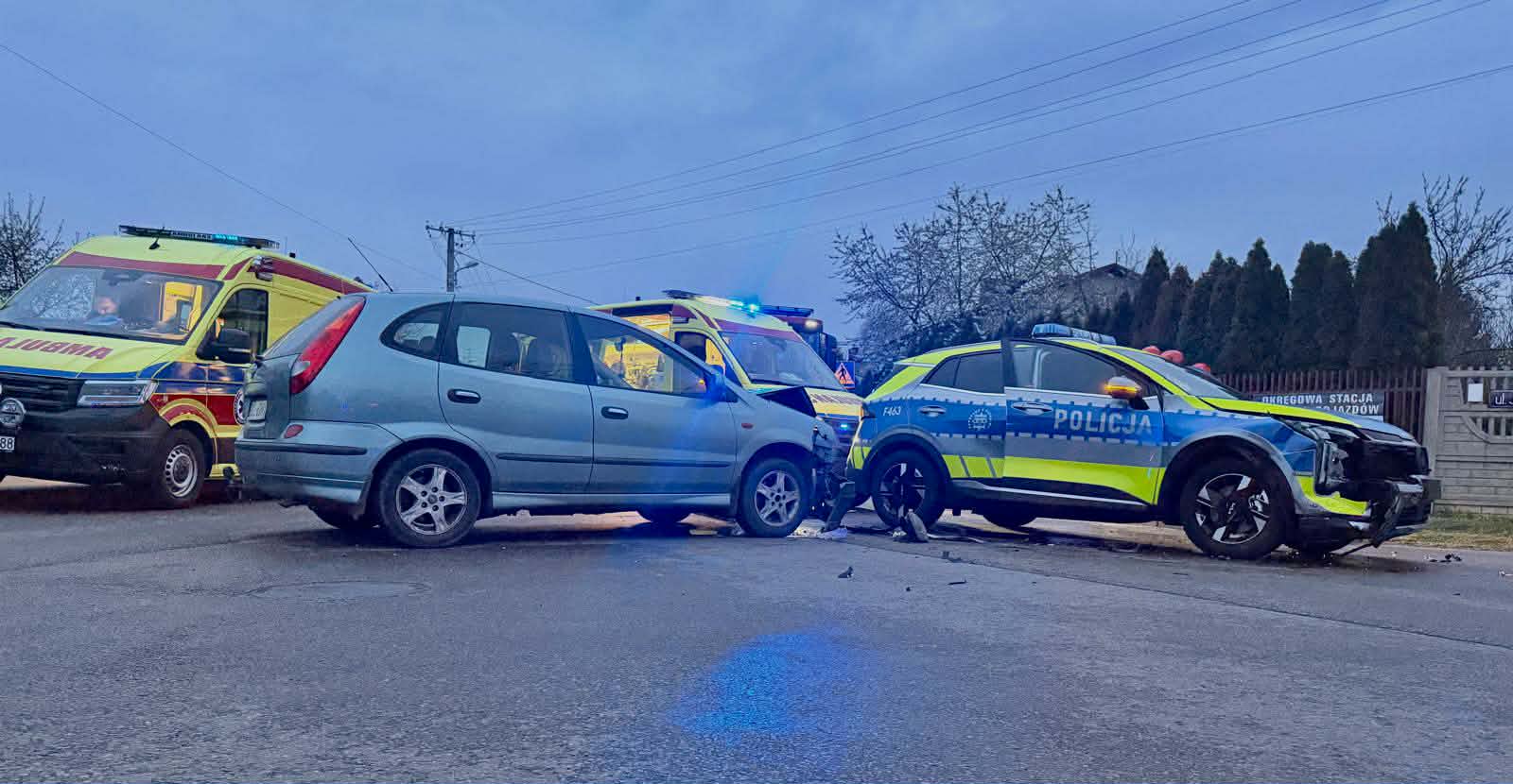 Radiowóz rozbity na Piłsudskiego. Policjanci trafili do szpitala