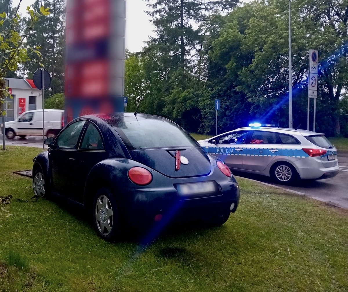 Pijana kierująca uderzyła w pylon stacji paliw na Brzeźnickiej i próbowała uciec