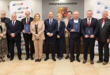 Seniorzy, młodzież i pacjenci skorzystają. Powiat radomszczański z dużym dofinansowaniem