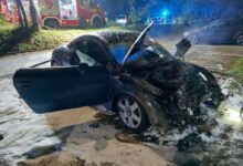 Strażacy ratowali mężczyznę z płonącego samochodu
