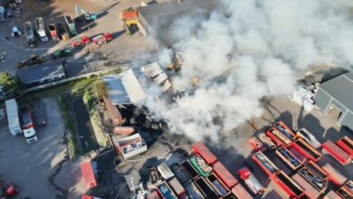 Pożar składowiska odpadów w miejscowości Marinka. Trwa akcja strażaków
