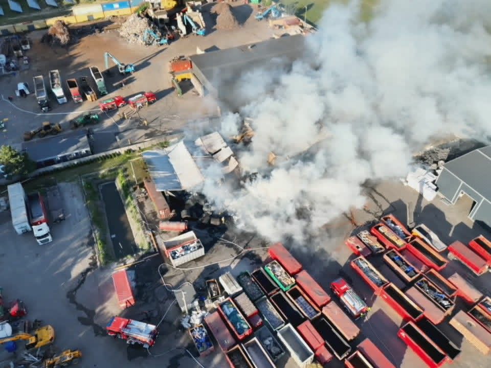 Pożar składowiska odpadów w miejscowości Marinka. Trwa akcja strażaków