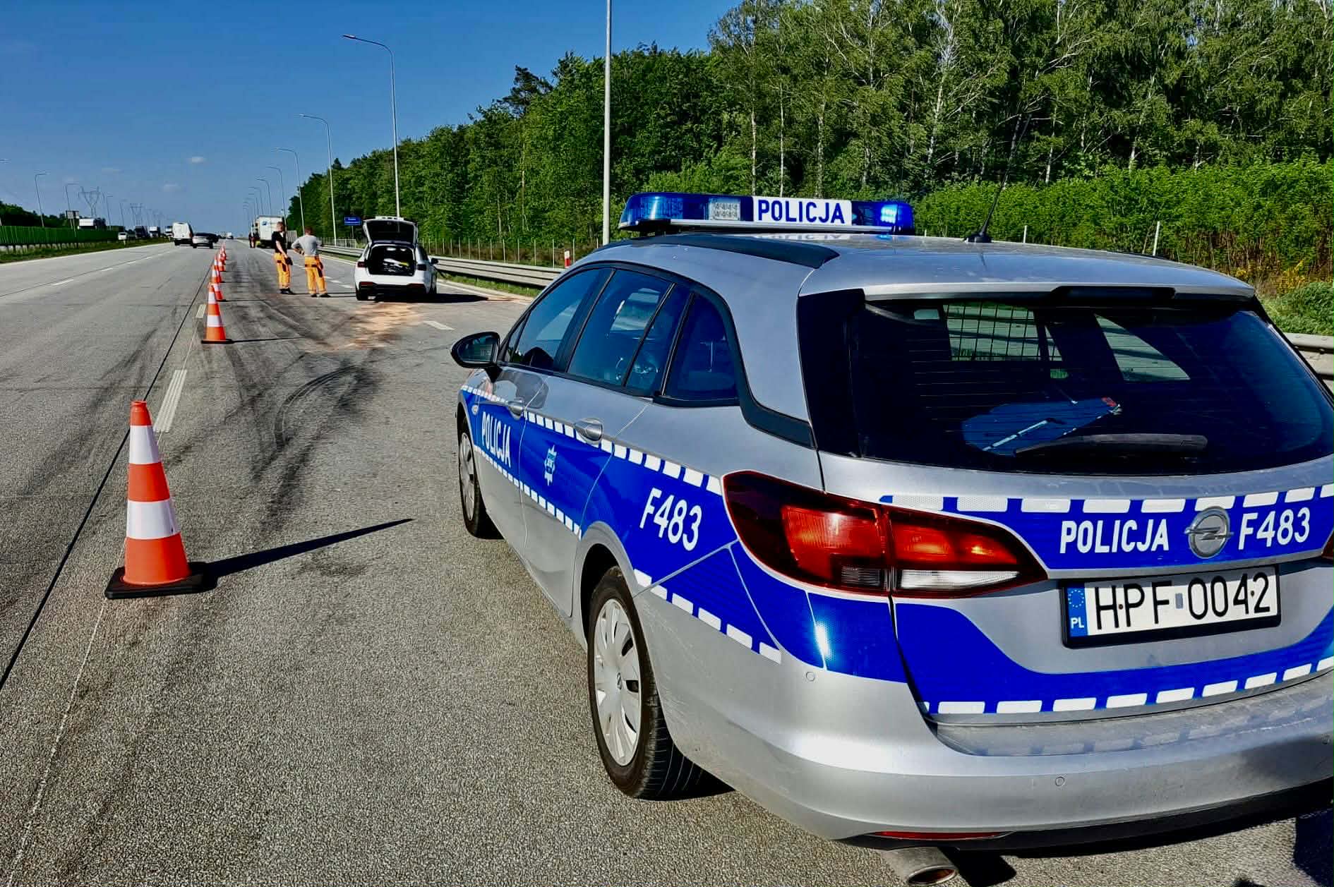 Zderzenie na A1 pod Radomskiem. Kierowca audi trafił do szpitala