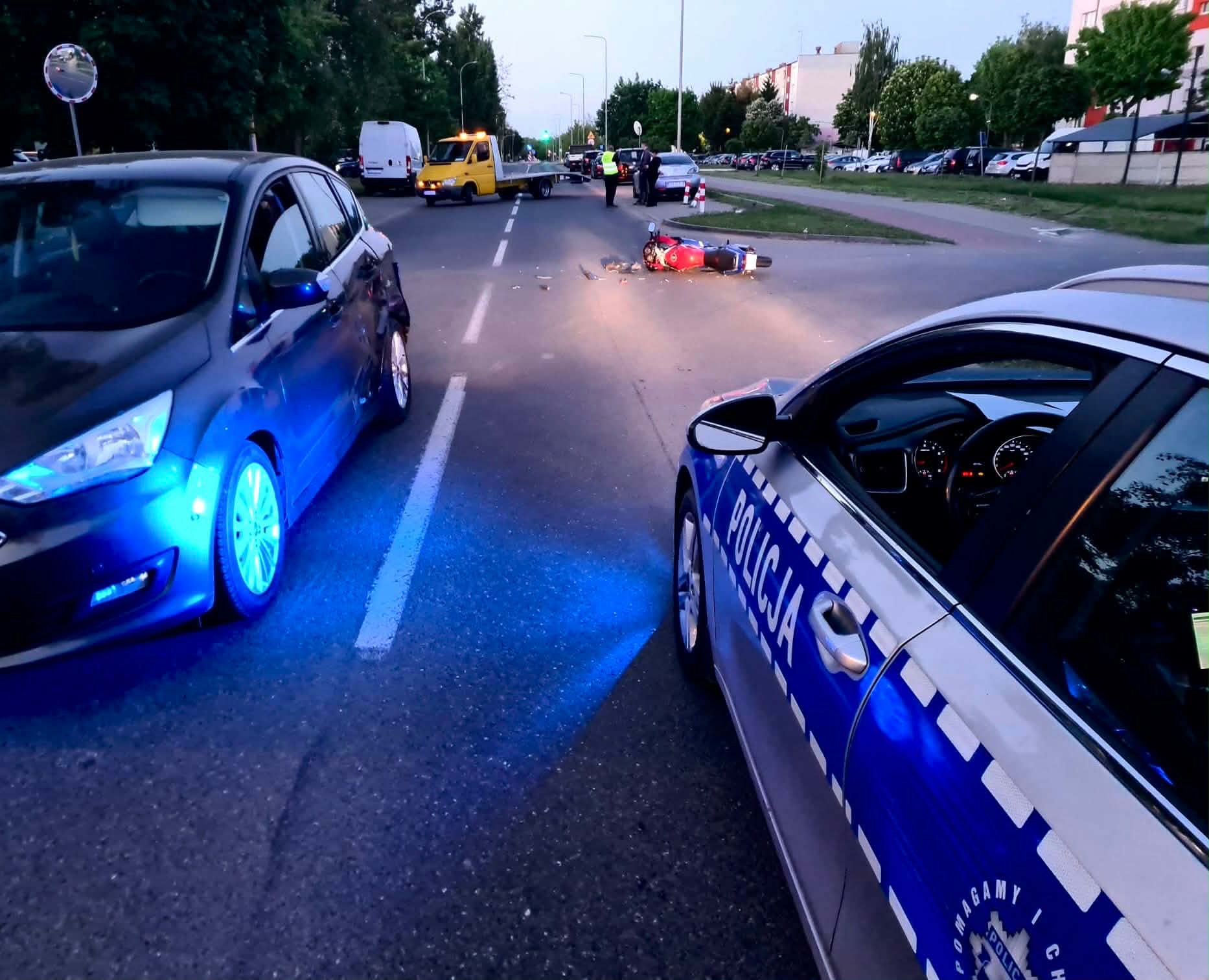 Zderzenie forda z motocyklem na ulicy Jagiellońskiej. Na miejscu pracują służby