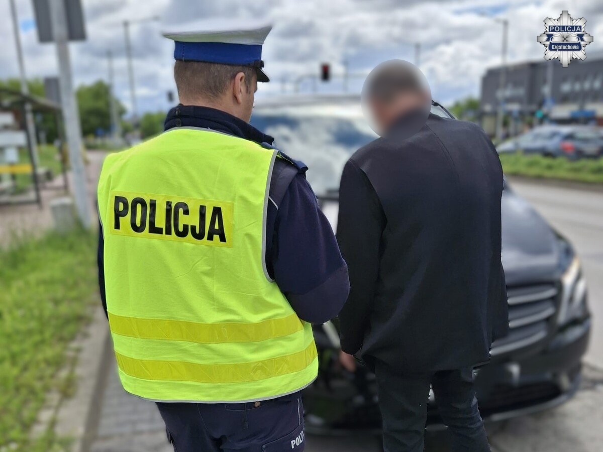 Pijany kierowca karawanu przewoził trumnę z ciałem. Miał 2,5 promila