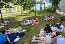 Uczniowie czytali wśród zieleni