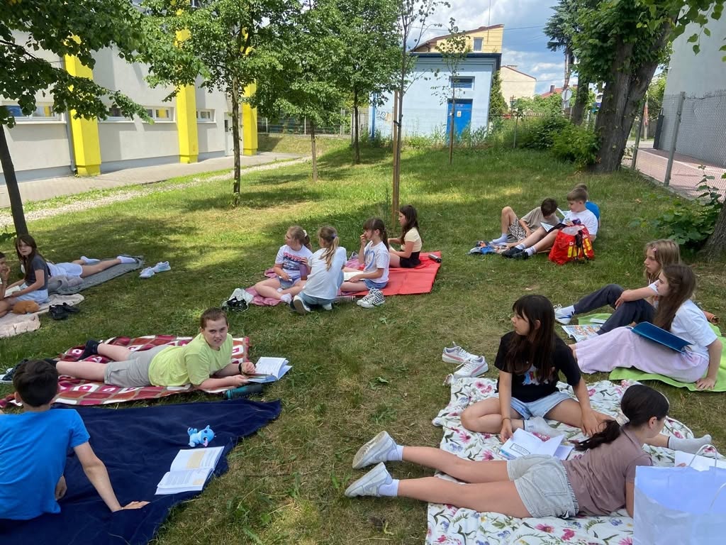 Uczniowie czytali wśród zieleni