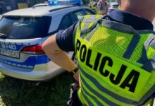 Dzięki szybkiej reakcji świadka oraz sprawnym działaniom policjantów udało się zatrzymać nietrzeźwego kierowcę, który stwarzał ogromne zagrożenie dla innych uczestników ruchu drogowego. 40-letni mężczyzna miał w organizmie blisko 3 promile alkoholu i próbował uciec przed policyjną kontrolą. Do zdarzenia doszło 24 czerwca, przed godziną 14.00. Dyżurny Komendy Powiatowej Policji w Radomsku otrzymał zgłoszenie o kierowcy poruszającym się ulicą Narutowicza w sposób zagrażający bezpieczeństwu. Według relacji świadka mężczyzna nie utrzymywał prawidłowego toru jazdy, a w pewnym momencie omal nie potrącił pieszych. Na miejsce natychmiast skierowano patrol. Gdy funkcjonariusze wydali kierowcy sygnały do zatrzymania, ten zignorował polecenia i podjął próbę ucieczki. W trakcie pościgu uderzył w oznakowany radiowóz, uszkodził również inny pojazd, po czym nadal próbował odjechać. Po krótkim pościgu został obezwładniony i zatrzymany przez policjantów. Badanie stanu trzeźwości wykazało, że 40-latek miał blisko 3 promile alkoholu w organizmie. Policjanci zatrzymali jego prawo jazdy. Mężczyzna odpowie teraz za kierowanie pojazdem w stanie nietrzeźwości oraz niezatrzymanie się do kontroli drogowej. Za popełnione przestępstwa grozi mu kara do 5 lat pozbawienia wolności. Policja podkreśla, że do zatrzymania niebezpiecznego kierowcy przyczyniła się wzorowa postawa świadka, który nie pozostał obojętny i natychmiast powiadomił służby. Funkcjonariusze przypominają również, że alkohol za kierownicą znacząco ogranicza zdolność oceny sytuacji, wydłuża czas reakcji i może prowadzić do tragicznych w skutkach zdarzeń. Tym razem udało się uniknąć tragedii, jednak takie zachowania nigdy nie powinny mieć miejsca na drogach.