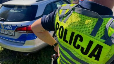 Dzięki szybkiej reakcji świadka oraz sprawnym działaniom policjantów udało się zatrzymać nietrzeźwego kierowcę, który stwarzał ogromne zagrożenie dla innych uczestników ruchu drogowego. 40-letni mężczyzna miał w organizmie blisko 3 promile alkoholu i próbował uciec przed policyjną kontrolą. Do zdarzenia doszło 24 czerwca, przed godziną 14.00. Dyżurny Komendy Powiatowej Policji w Radomsku otrzymał zgłoszenie o kierowcy poruszającym się ulicą Narutowicza w sposób zagrażający bezpieczeństwu. Według relacji świadka mężczyzna nie utrzymywał prawidłowego toru jazdy, a w pewnym momencie omal nie potrącił pieszych. Na miejsce natychmiast skierowano patrol. Gdy funkcjonariusze wydali kierowcy sygnały do zatrzymania, ten zignorował polecenia i podjął próbę ucieczki. W trakcie pościgu uderzył w oznakowany radiowóz, uszkodził również inny pojazd, po czym nadal próbował odjechać. Po krótkim pościgu został obezwładniony i zatrzymany przez policjantów. Badanie stanu trzeźwości wykazało, że 40-latek miał blisko 3 promile alkoholu w organizmie. Policjanci zatrzymali jego prawo jazdy. Mężczyzna odpowie teraz za kierowanie pojazdem w stanie nietrzeźwości oraz niezatrzymanie się do kontroli drogowej. Za popełnione przestępstwa grozi mu kara do 5 lat pozbawienia wolności. Policja podkreśla, że do zatrzymania niebezpiecznego kierowcy przyczyniła się wzorowa postawa świadka, który nie pozostał obojętny i natychmiast powiadomił służby. Funkcjonariusze przypominają również, że alkohol za kierownicą znacząco ogranicza zdolność oceny sytuacji, wydłuża czas reakcji i może prowadzić do tragicznych w skutkach zdarzeń. Tym razem udało się uniknąć tragedii, jednak takie zachowania nigdy nie powinny mieć miejsca na drogach.
