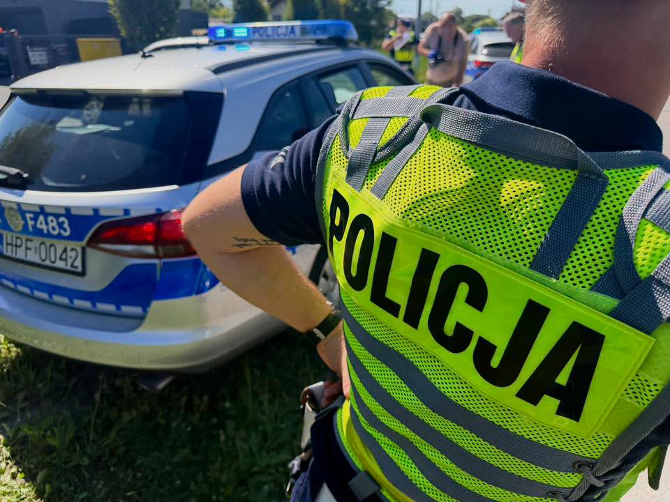 Dzięki szybkiej reakcji świadka oraz sprawnym działaniom policjantów udało się zatrzymać nietrzeźwego kierowcę, który stwarzał ogromne zagrożenie dla innych uczestników ruchu drogowego. 40-letni mężczyzna miał w organizmie blisko 3 promile alkoholu i próbował uciec przed policyjną kontrolą. Do zdarzenia doszło 24 czerwca, przed godziną 14.00. Dyżurny Komendy Powiatowej Policji w Radomsku otrzymał zgłoszenie o kierowcy poruszającym się ulicą Narutowicza w sposób zagrażający bezpieczeństwu. Według relacji świadka mężczyzna nie utrzymywał prawidłowego toru jazdy, a w pewnym momencie omal nie potrącił pieszych. Na miejsce natychmiast skierowano patrol. Gdy funkcjonariusze wydali kierowcy sygnały do zatrzymania, ten zignorował polecenia i podjął próbę ucieczki. W trakcie pościgu uderzył w oznakowany radiowóz, uszkodził również inny pojazd, po czym nadal próbował odjechać. Po krótkim pościgu został obezwładniony i zatrzymany przez policjantów. Badanie stanu trzeźwości wykazało, że 40-latek miał blisko 3 promile alkoholu w organizmie. Policjanci zatrzymali jego prawo jazdy. Mężczyzna odpowie teraz za kierowanie pojazdem w stanie nietrzeźwości oraz niezatrzymanie się do kontroli drogowej. Za popełnione przestępstwa grozi mu kara do 5 lat pozbawienia wolności. Policja podkreśla, że do zatrzymania niebezpiecznego kierowcy przyczyniła się wzorowa postawa świadka, który nie pozostał obojętny i natychmiast powiadomił służby. Funkcjonariusze przypominają również, że alkohol za kierownicą znacząco ogranicza zdolność oceny sytuacji, wydłuża czas reakcji i może prowadzić do tragicznych w skutkach zdarzeń. Tym razem udało się uniknąć tragedii, jednak takie zachowania nigdy nie powinny mieć miejsca na drogach.