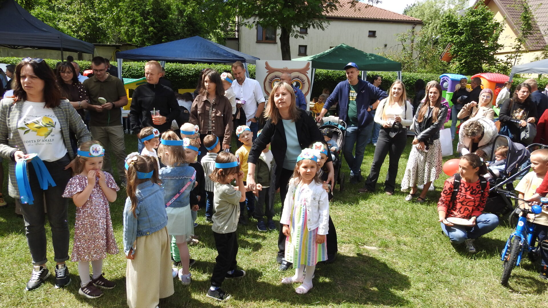 Rodzinny Festyn z okazji 760-lecia Radomska już za nami 13 czerwca 2026 roku na terenie Publicznego Przedszkola nr 9 odbył się wyjątkowy Rodzinny Festyn zorganizowany z okazji 760. urodzin Radomska. Było to niezwykle radosne wydarzenie, które zgromadziło liczne grono dzieci, rodziców, dziadków oraz mieszkańców naszego miasta. Przygotowanie festynu wymagało wielu tygodni pracy, zaangażowania i starannych przygotowań. Dlatego pragniemy serdecznie podziękować wszystkim Rodzicom za okazaną pomoc, wsparcie oraz aktywne włączenie się w organizację tego wyjątkowego dnia. Dzięki Państwa zaangażowaniu mogliśmy wspólnie stworzyć piękne wydarzenie pełne uśmiechu i rodzinnej atmosfery. Choć początek dnia nie napawał optymizmem – rano towarzyszył nam deszcz – pogoda szybko się poprawiła, a nad przedszkolem pojawiło się słońce. Nie przeszkodziło to uczestnikom w dobrej zabawie, a frekwencja przerosła nasze oczekiwania. Teren przedszkola wypełnił się gośćmi, którzy chętnie korzystali z przygotowanych atrakcji. Najmłodsi z ogromnym entuzjazmem bawili się na dmuchańcach, zajadali watę cukrową i popcorn, a także wybierali kolorowe tatuaże. Dużym zainteresowaniem cieszyły się liczne konkursy i zabawy przygotowane dla całych rodzin. Szczególnym momentem festynu było uroczyste pasowanie trzylatków na przedszkolaków. Dla najmłodszych dzieci oraz ich rodziców była to wyjątkowa i wzruszająca chwila, która na długo pozostanie w pamięci wszystkich uczestników. Ogromne brawa otrzymał także teatrzyk „Czerwony Kapturek” przygotowany przez pracowników naszego przedszkola. Wspaniała gra aktorska i humorystyczna interpretacja znanej bajki dostarczyły wielu emocji zarówno dzieciom, jak i dorosłym. Uroczystość uświetnił również występ Kapeli Radomszczańskiej, która wprowadziła uczestników w radosny, jubileuszowy nastrój. Cieszymy się, że mogliśmy wspólnie świętować 760-lecie Radomska w tak serdecznej i rodzinnej atmosferze. Dziękujemy wszystkim gościom za obecność, uśmiech i wspólnie spędzony czas.