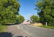 Nie zdążyli otworzyć jednego przejazdu, a zamykają następny. Problemy kierowców trwają