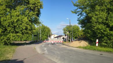 Nie zdążyli otworzyć jednego przejazdu, a zamykają następny. Problemy kierowców trwają