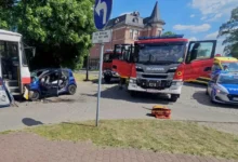 Groźne zdarzenie na Kolejowej. Auto wjechało w zaparkowany autokar