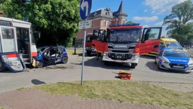 Groźne zdarzenie na Kolejowej. Auto wjechało w zaparkowany autokar