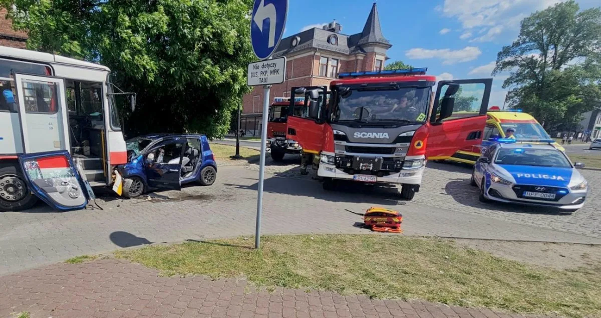 Groźne zdarzenie na Kolejowej. Auto wjechało w zaparkowany autokar