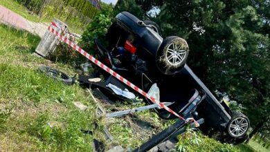 Groźne dachowanie w Radomsku. Młody kierowca uk
