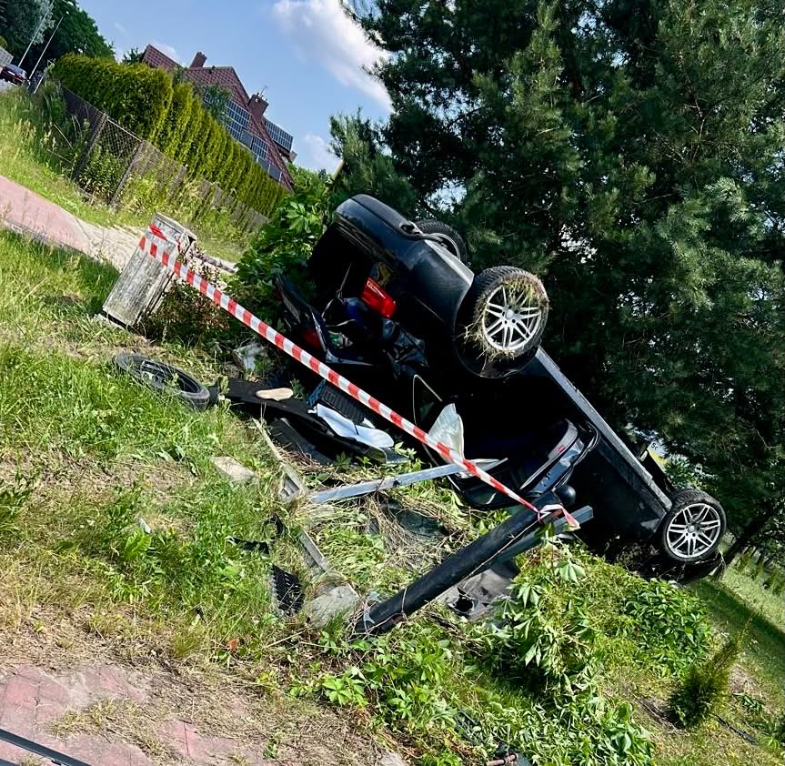 Groźne dachowanie w Radomsku. Młody kierowca uk