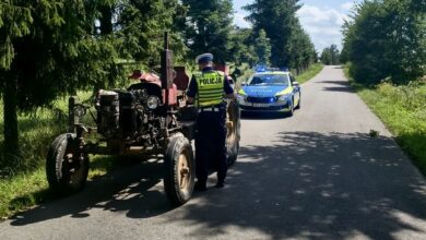 Pijany traktorzysta bez prawa jazdy uciekał przed policją. Grozi mu do 5 lat więzienia