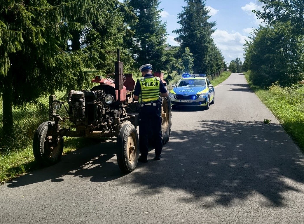 Pijany traktorzysta bez prawa jazdy uciekał przed policją. Grozi mu do 5 lat więzienia