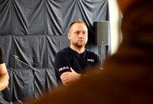 Sekundy, które uratowały życie. Policjant odciągnął 14-latkę od krawędzi dachu