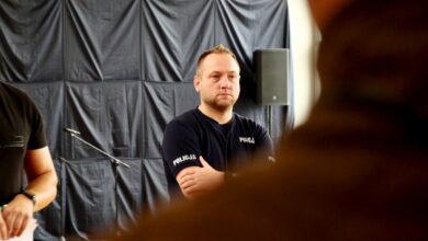 Sekundy, które uratowały życie. Policjant odciągnął 14-latkę od krawędzi dachu