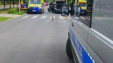 Czołowe zderzenie na ul. Armii Krajowej w Radomsku. Jedna osoba trafiła do szpitala