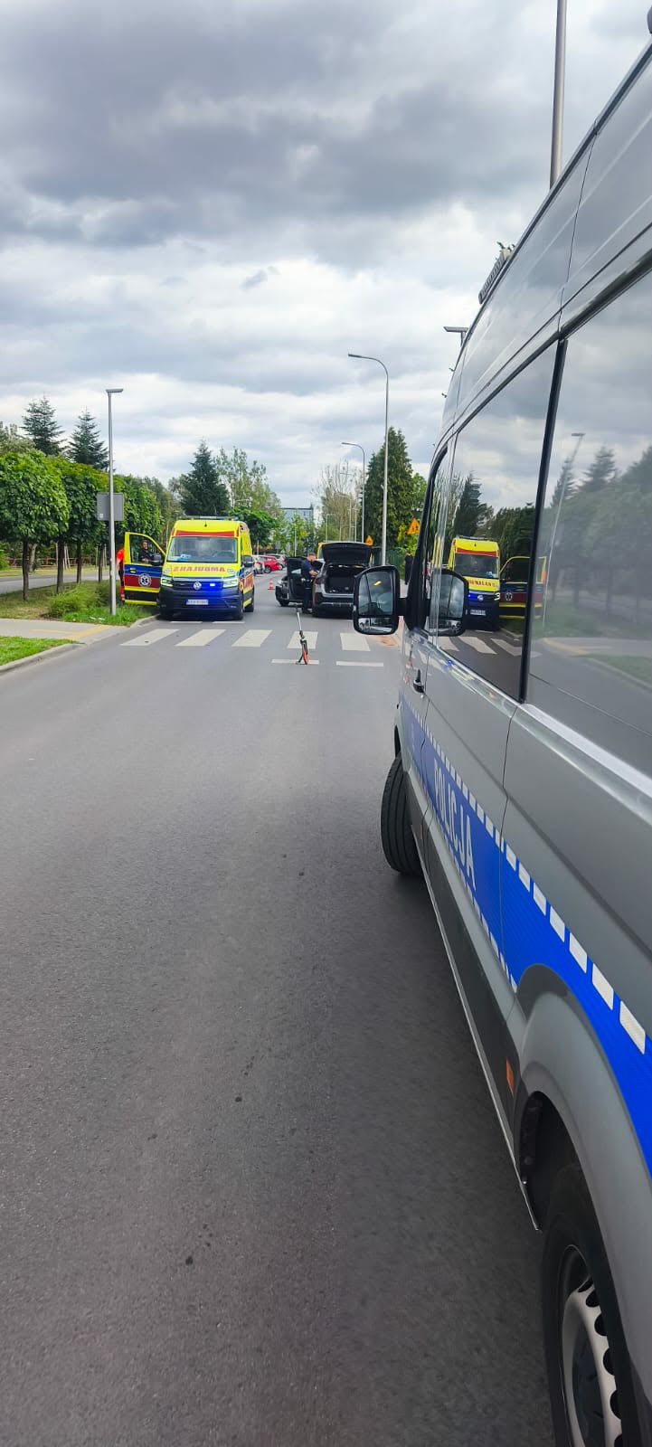 Czołowe zderzenie na ul. Armii Krajowej w Radomsku. Jedna osoba trafiła do szpitala