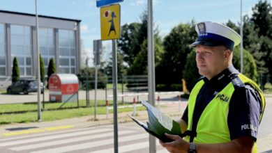 Zanim zabrzmi pierwszy dzwonek, policjanci kontrolują okolice szkół