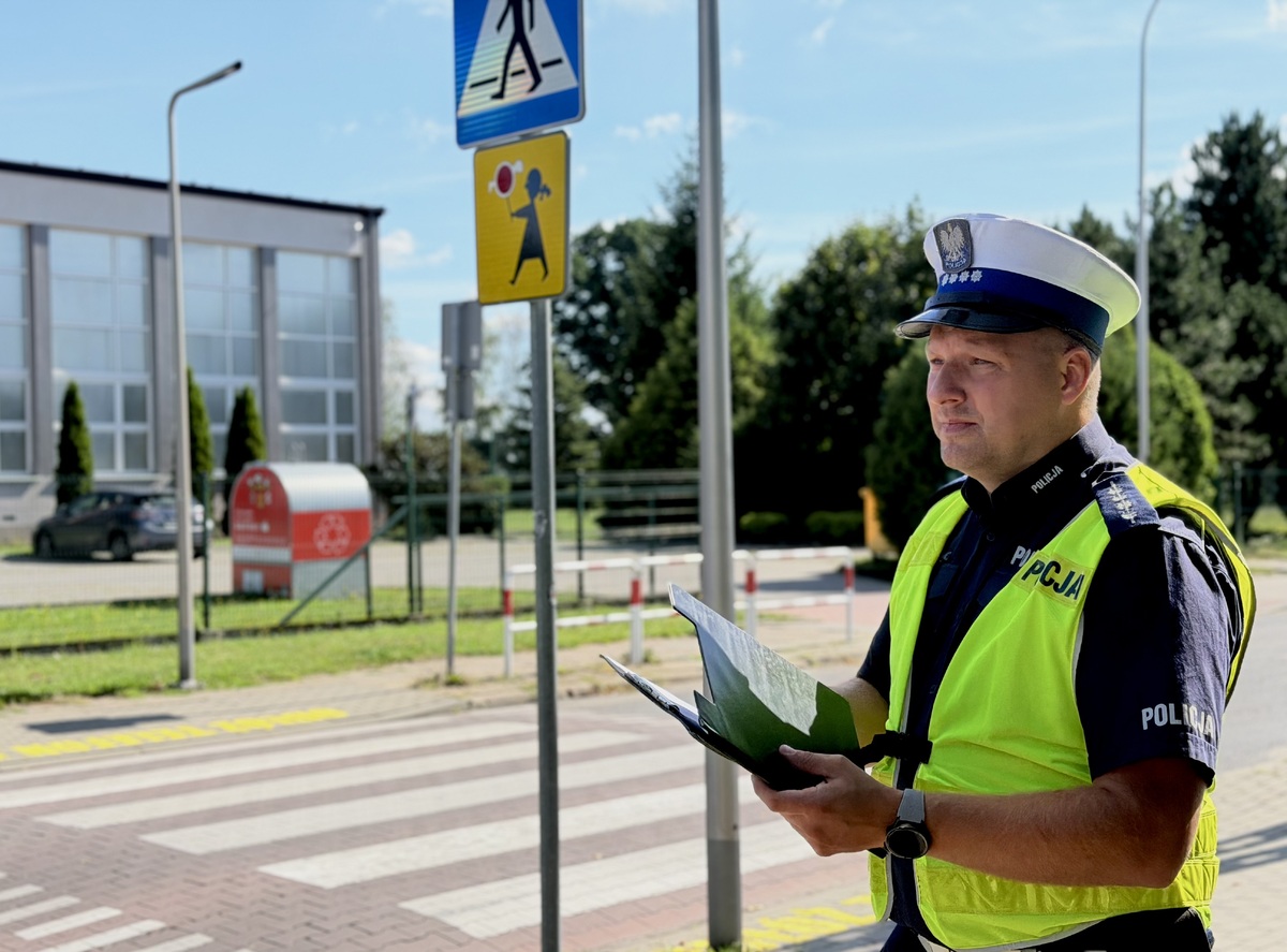 Zanim zabrzmi pierwszy dzwonek, policjanci kontrolują okolice szkół