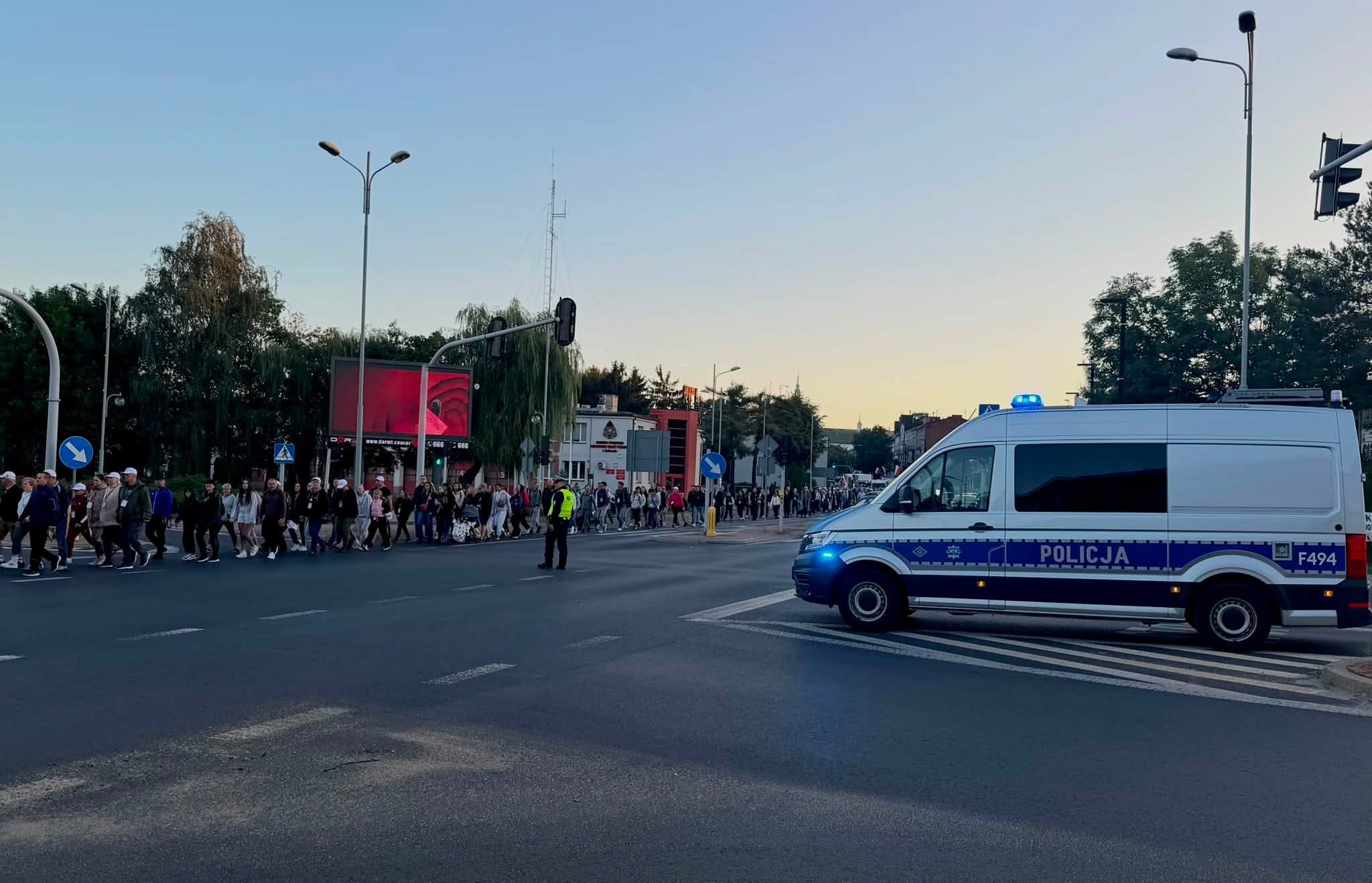 Pielgrzymi ruszają na Jasną Górę. Policja apeluje do kierowców o ostrożność