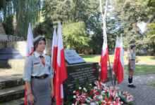 We wtorek, 1 września 2026 roku, w Radomsku odbędą się miejskie obchody 87. rocznicy wybuchu II wojny światowej. Urząd Miasta Radomska zaprasza mieszkańców do wspólnego upamiętnienia ofiar wojny oraz osób, które walczyły o wolność Ojczyzny. Uroczystości rozpoczną się o godz. 12.30 od złożenia kwiatów pod Pomnikiem Grobem Nieznanego Żołnierza przy ul. Narutowicza. Następnie uczestnicy obchodów przejdą pod Tablicę Memoriałową ku czci straconych w latach 1940–1944 oraz poległych podczas bombardowania 1 września 1939 roku pracowników zakładów „Metalurgii”, znajdującą się przy Zakładzie Metalurgii przy ul. Św. Rozalii. Złożenie kwiatów zaplanowano na godz. 12.40. O godz. 12.50 odbędzie się uroczystość pod Tablicą Poległych Cywilów na Starym Cmentarzu. Miejskie obchody zakończą się o godz. 13.00 na Nowym Cmentarzu. Tam zostaną złożone kwiaty pod Grobem Lotników poległych w II wojnie światowej oraz Grobem Żołnierzy Bohaterów poległych w walce o wolność Ojczyzny we wrześniu 1939 roku. Wystawy przypomną historię Radomska Obchody rocznicy wybuchu II wojny światowej będą również okazją do poznania historii miasta i regionu poprzez przygotowane wystawy. Mieszkańcy mogą oglądać wirtualną wystawę fotograficzną „Radomsko i region radomszczański w czasie II wojny światowej”. Od 28 sierpnia do 11 września 2026 roku dostępna będzie także wystawa z cyklu „Galeria w oknie”, zatytułowana „Radomsko w początkach II wojny światowej na fotografiach wykonanych przez Niemców po wkroczeniu do miasta”. Z kolei w Miejskiej Bibliotece Publicznej w Radomsku przy ul. Narutowicza 4 od 1 do 4 września będzie można obejrzeć wystawę książek „Kronika II wojny światowej”. Ekspozycja będzie dostępna w godzinach pracy biblioteki. Urząd Miasta Radomska zachęca mieszkańców do udziału w uroczystościach i wspólnego oddania hołdu ofiarom II wojny światowej oraz bohaterom walczącym o wolność Polski. Zapraszamy do wspólnego upamiętnienia 87. rocznicy wybuchu II wojny światowe