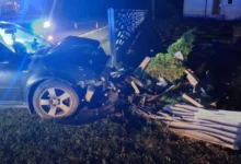 Volkswagen uderzył w ogrodzenie posesji. Kierowca trafił do szpitala