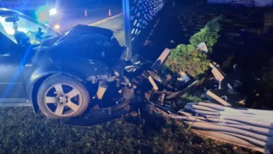 Volkswagen uderzył w ogrodzenie posesji. Kierowca trafił do szpitala