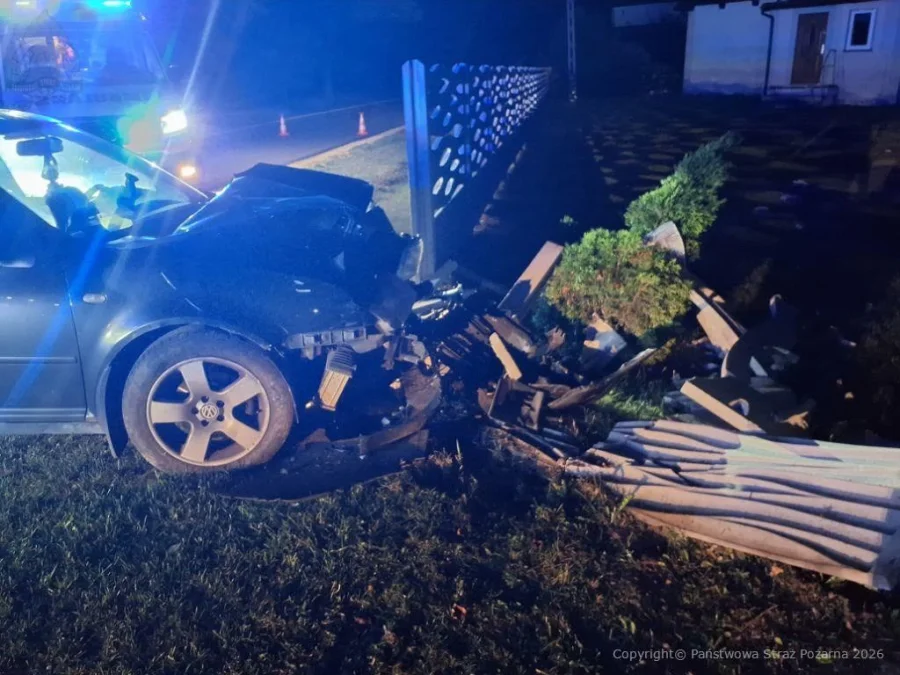 Volkswagen uderzył w ogrodzenie posesji. Kierowca trafił do szpitala